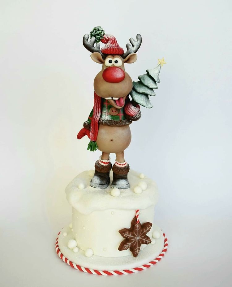 The cute reindeer cake topper for Christmas cake