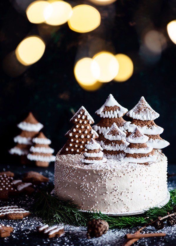 Metaphorical Christmas tree caketopper of gingerbread and icing