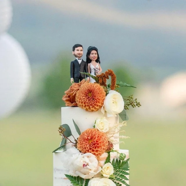 A floral spectacle with a caketopper of the couple