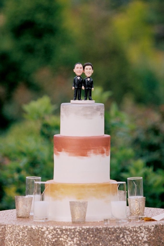 'Ice-themed' cake and figurines of gay couple as cake toppers