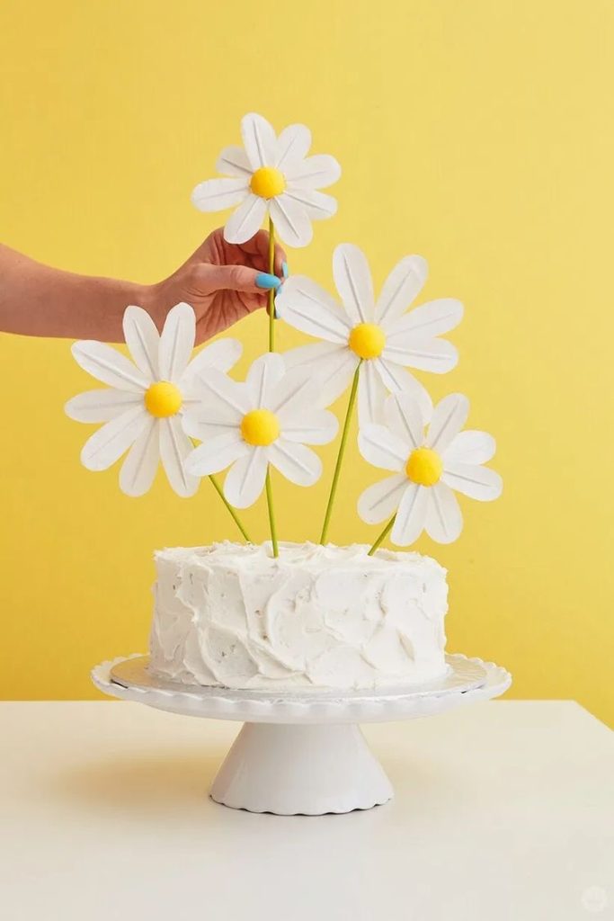 DIY Daisy cake topper