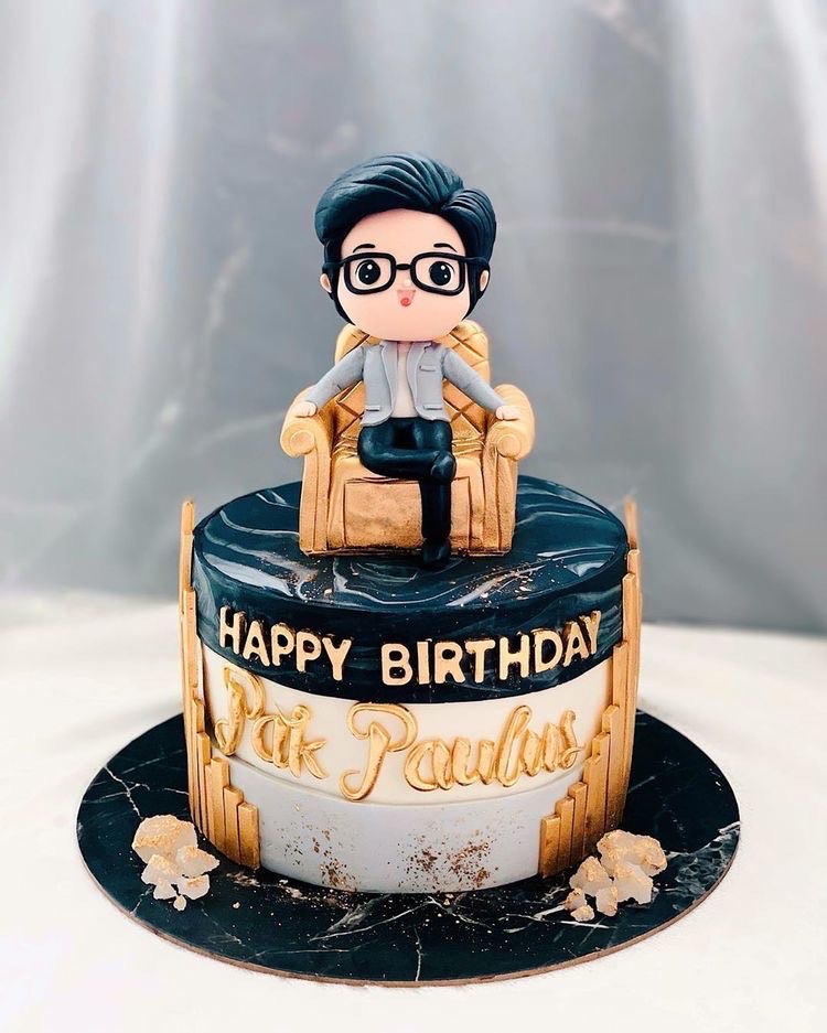 Dad sitting on a couch cake topper