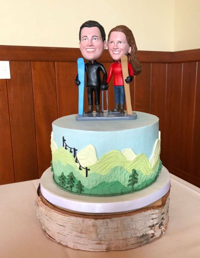 Skii-themed cake and cake topper